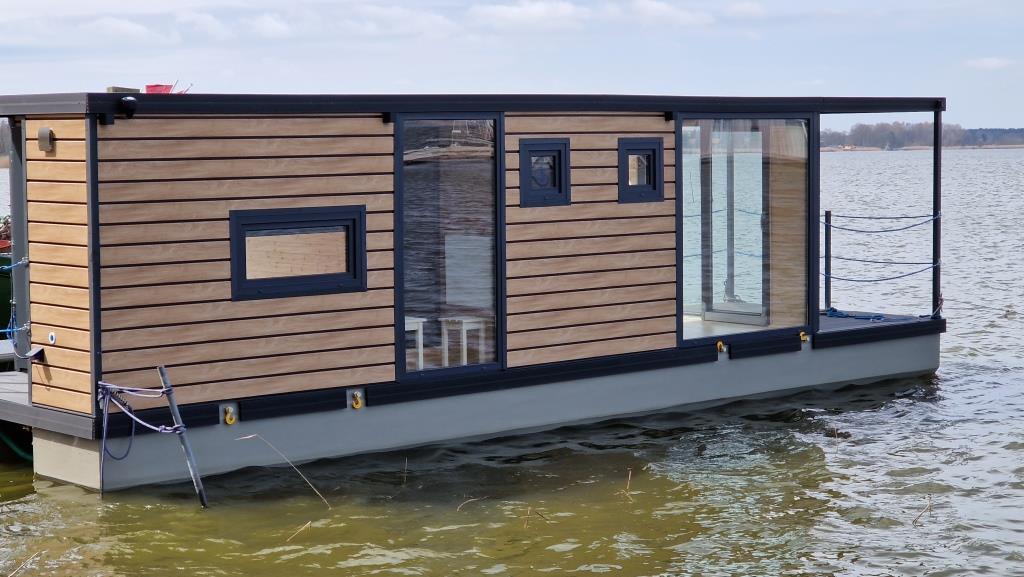 Hausbootverkleidung mit DekoTrim 150S Twinstyle in der Farbe savanna teak.