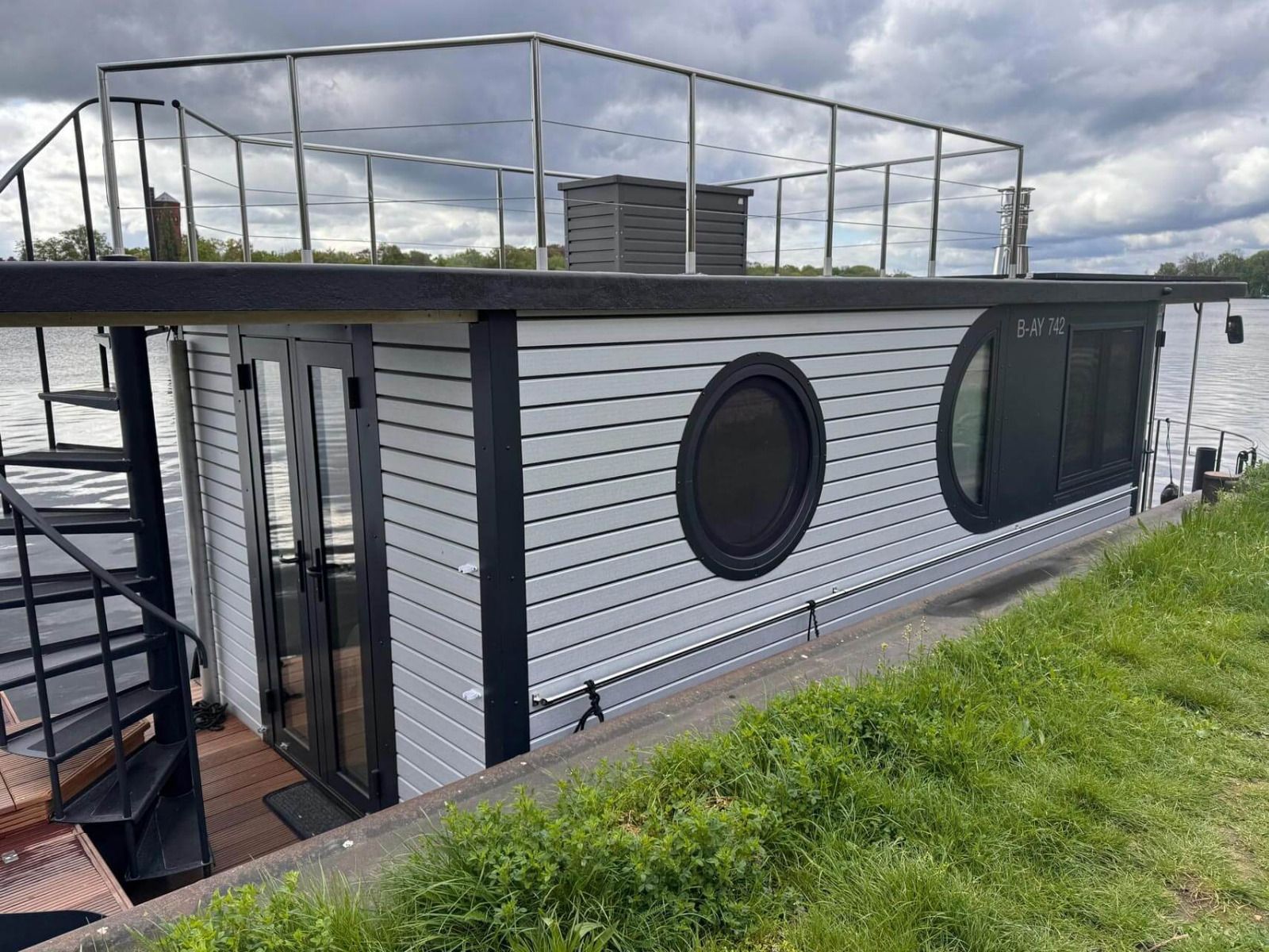 Modernes Hausboot in grauer Holzoptik