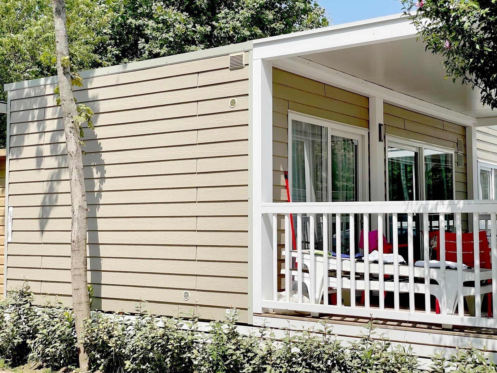 Bungalow Verkleidung mit Faserzementpaneelen.