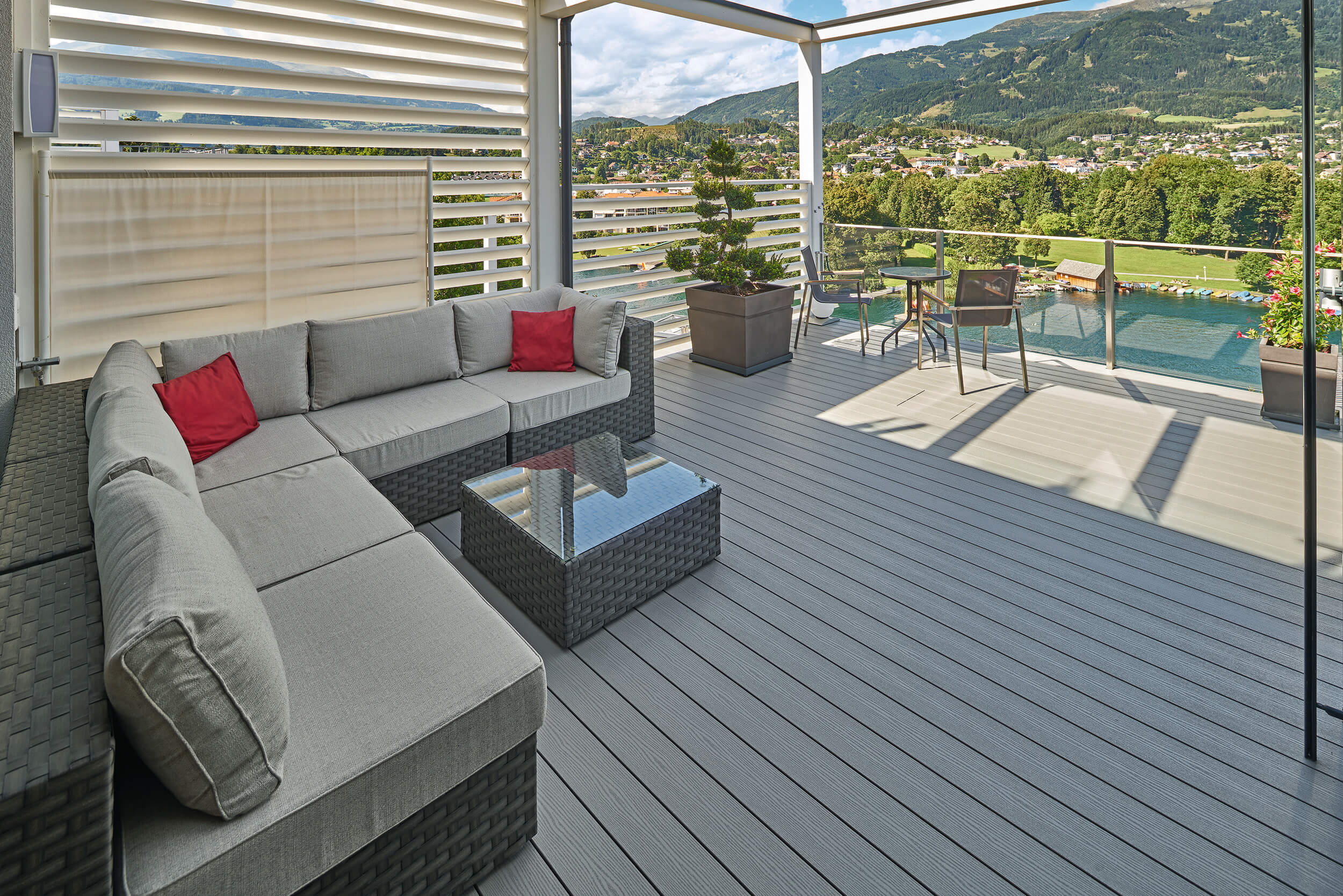 Graue WPC Terrassendielen als Bodenbelag für eine moderne Dachterrasse.