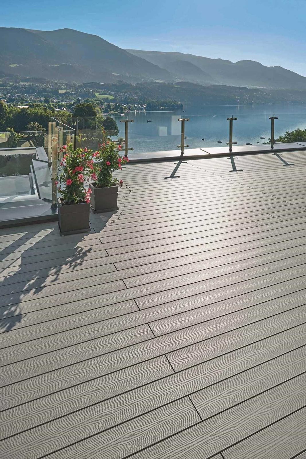 Traumhafte WPC Dachterrasse mit unverbauten und weitem Blick.