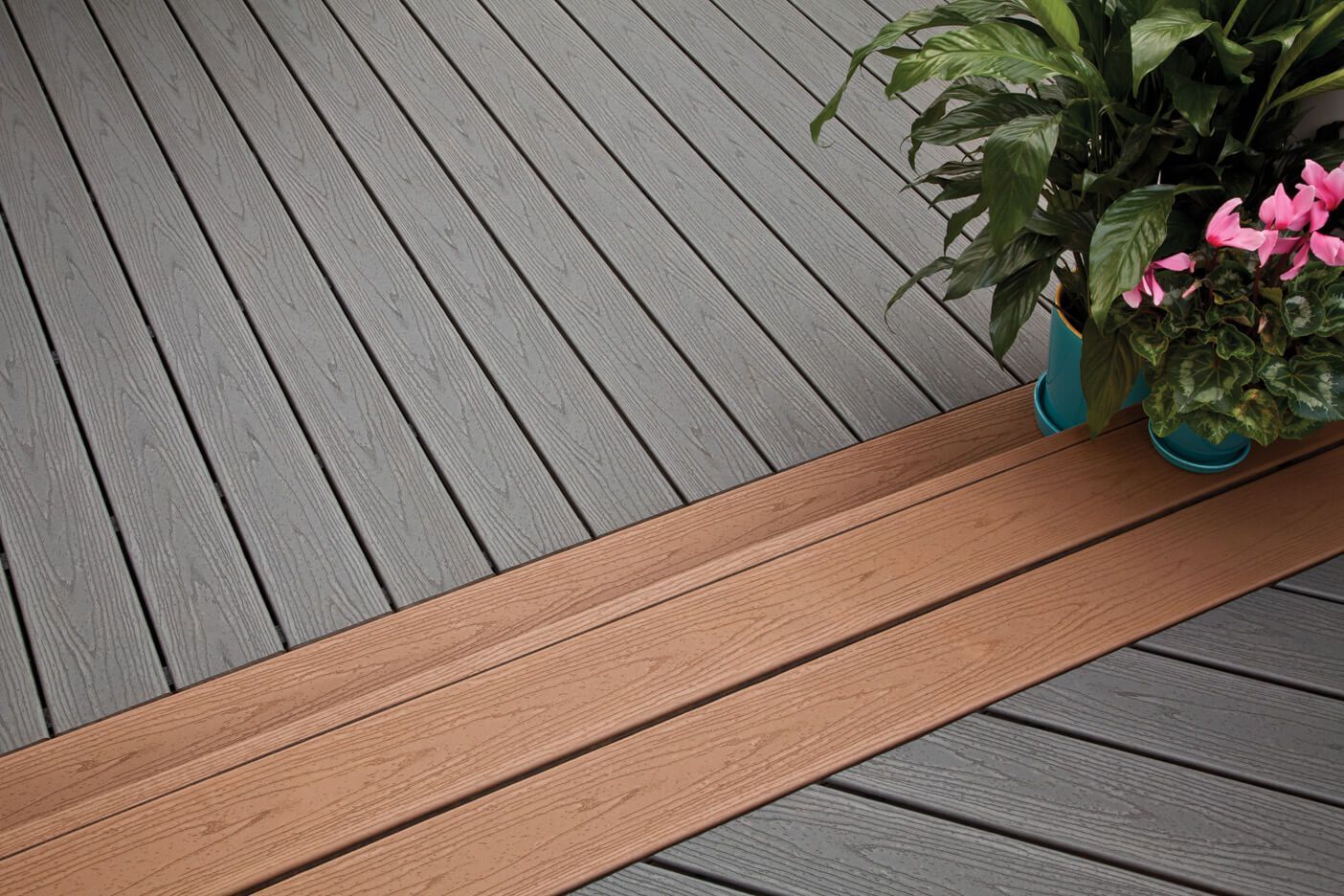 Graue und braune Terrassendielen in Kombination. Trex enhance Terrassendielen in den Farben clam shell und beach dune.